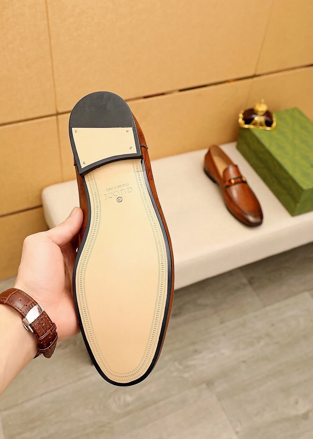 Men's shoes 💰480 💐 Product trademark: GUCCI "Gucci" casual leather shoes Regular size: 38-45 (45.46🉑️customized) Product materials: Selected imported first-layer calfskin embossed upper + luxury hardware buckle, imported cowhide leather lining. Strong three-dimensional visual effect, original outsole color: 2 colors available